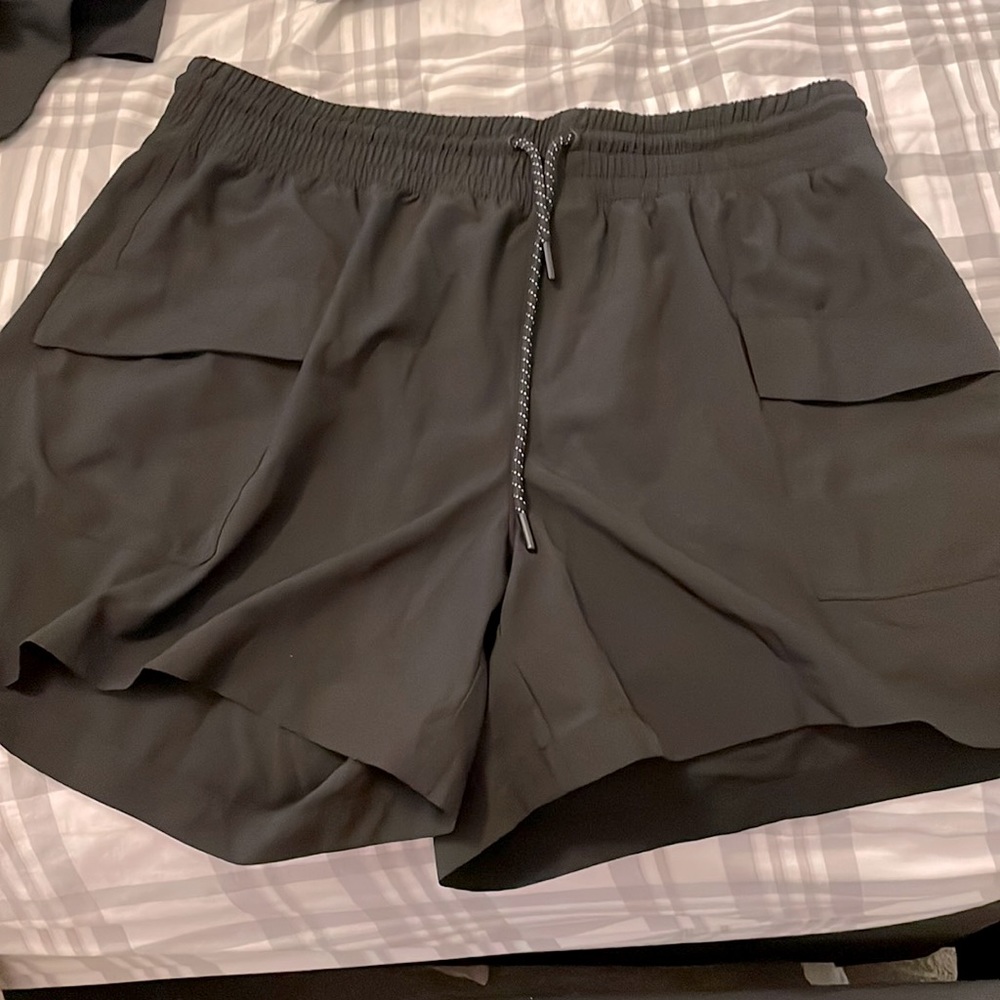Old Navy. Tie waist cargo athletic shorts. Size L.